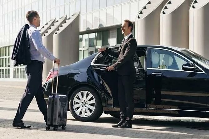 Πολυτελές εσωτερικό Mercedes E-Class για premium μεταφορές για Χαλκιδική με δυνατότητα πληρωμής μέσω POS.