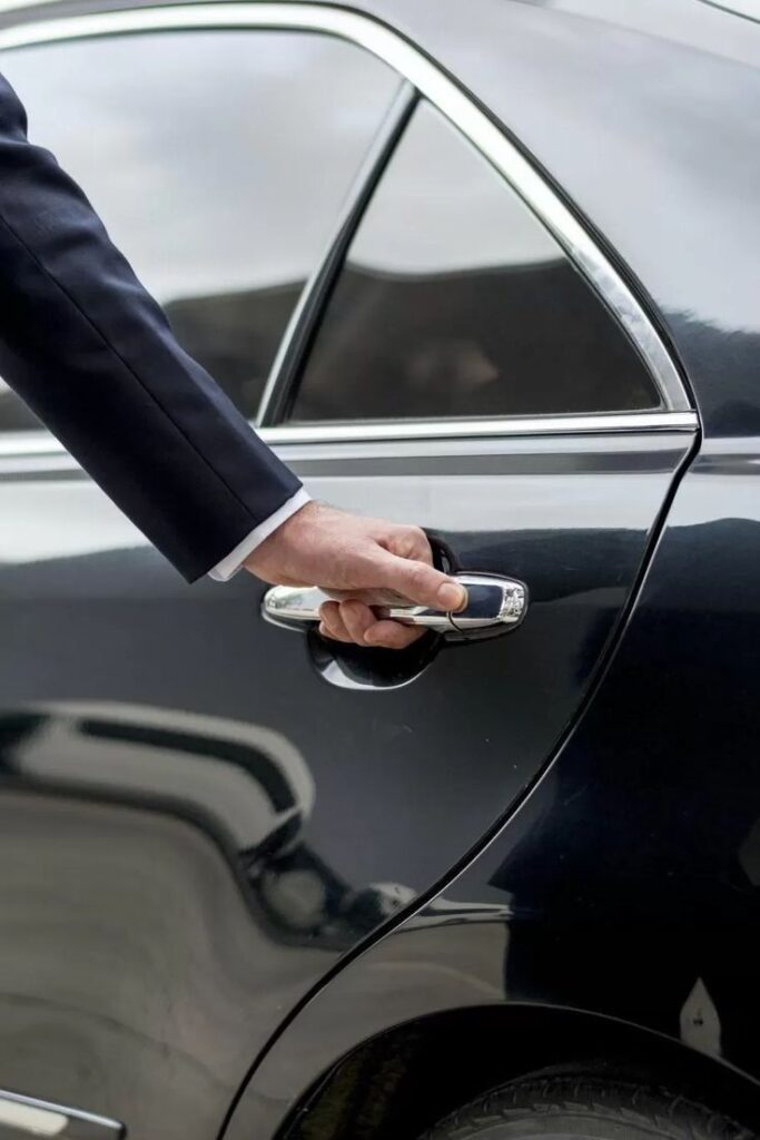 Πολυτελές εσωτερικό Mercedes E-Class για premium μεταφορές για Χαλκιδική με δυνατότητα πληρωμής μέσω POS.